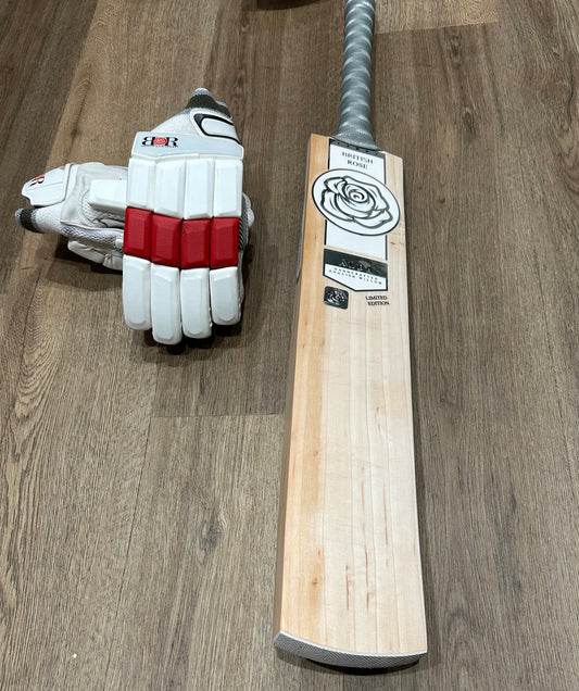 Black Friday Deal: Alba Silver, Harrow Junior Bat - Incl. Free Academy Batting Gloves