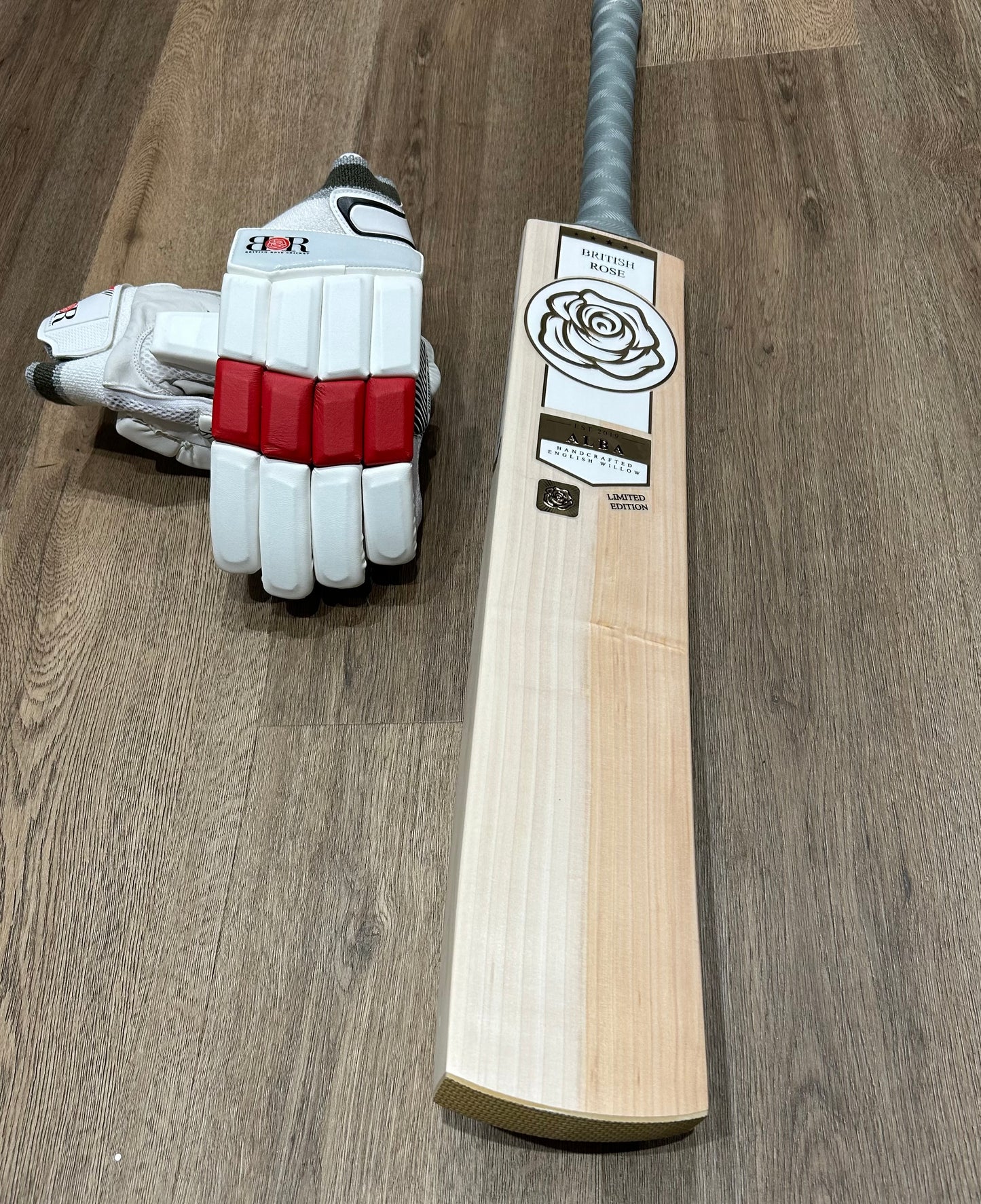 Black Friday Deal: Alba Gold, Harrow Junior Bat - Incl. Free Academy Batting Gloves