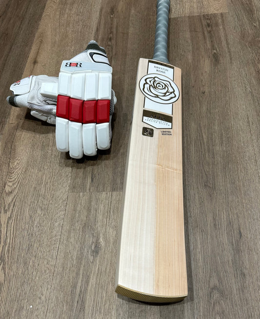 Black Friday Deal: Alba Gold, Harrow Junior Bat - Incl. Free Academy Batting Gloves