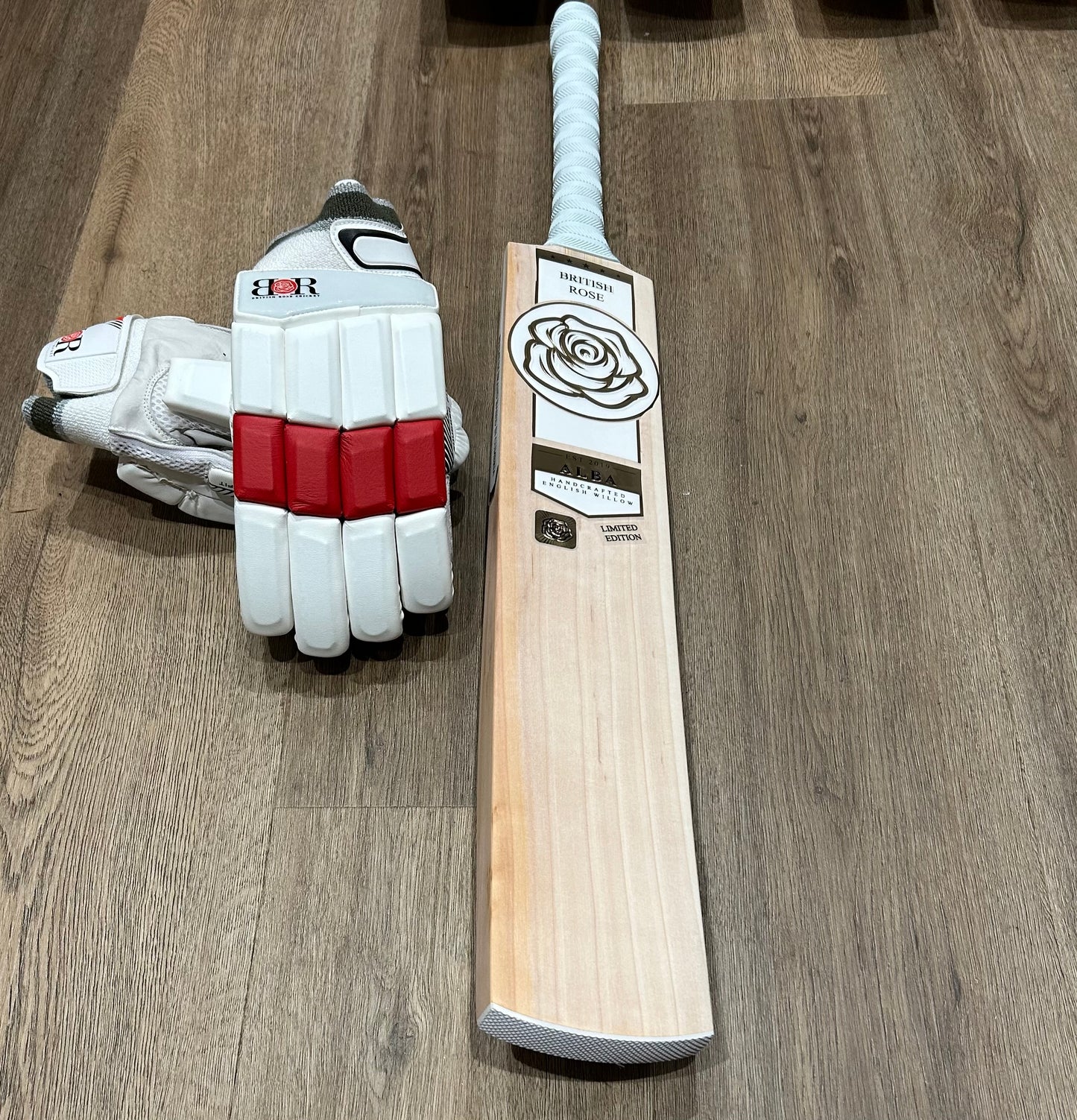 Black Friday Deal: Alba Gold, Size 4 Junior Bat - Incl. Free Academy Batting Gloves